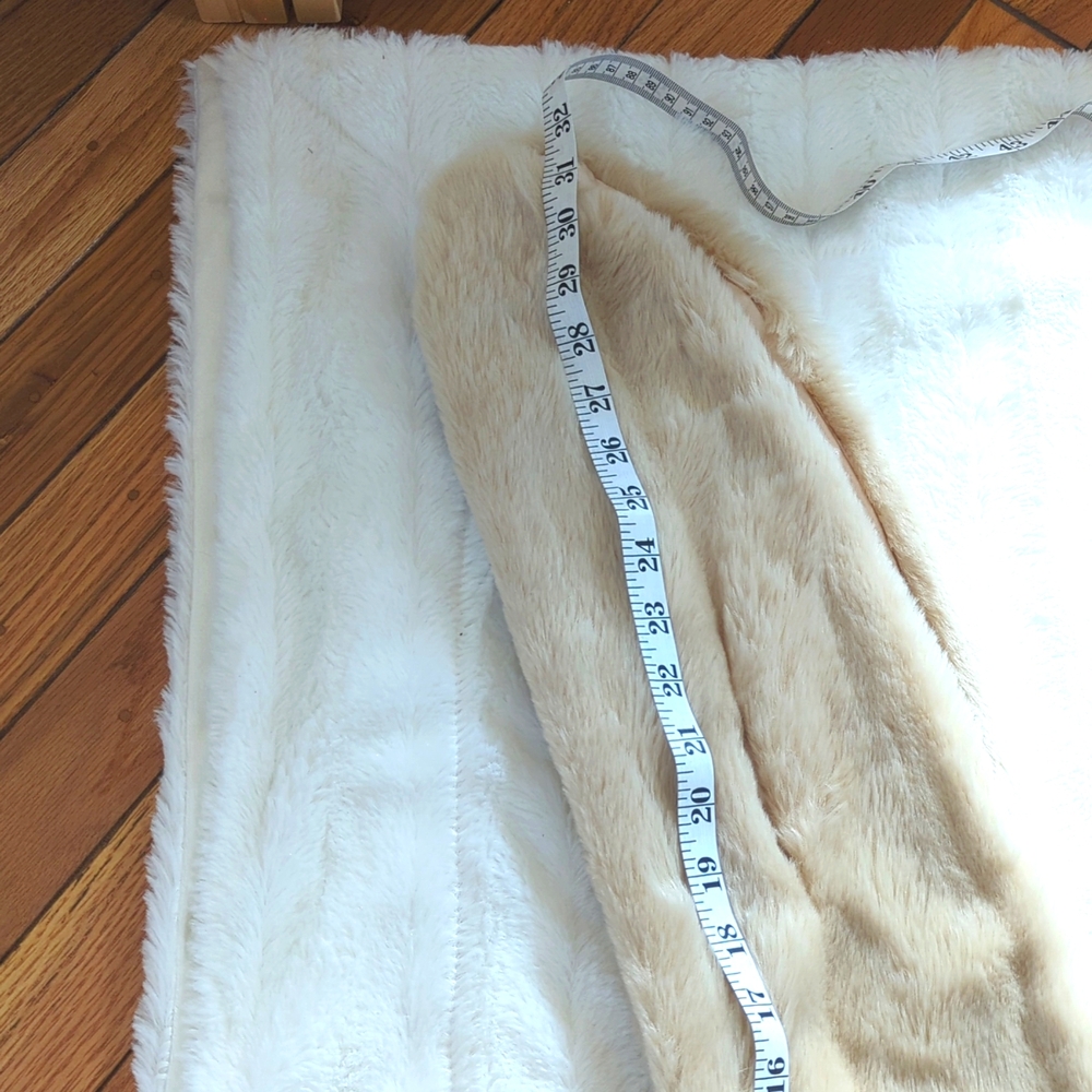 Donna Vinci Faux Fur Shawl/Wrap/Capelet.  Beige/Cream - Picture 10 of 17